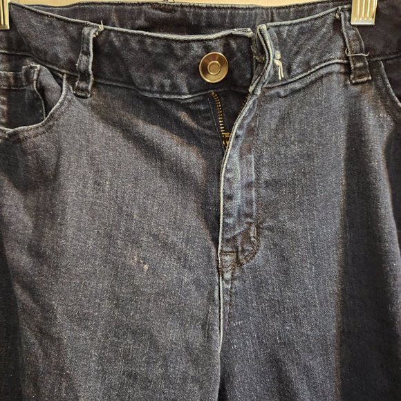 Women's Plus Size Denim Capris - Picture 3 of 4